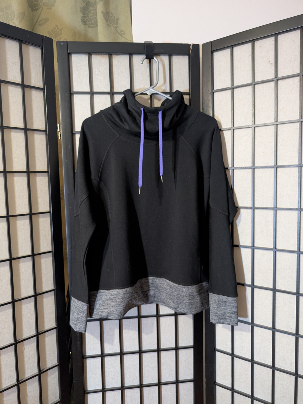Denver Hayes Black Pullover Sweater with Gray Hem and Purple Drawcords Sz L